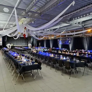 Licht-, Ton- und Videotechnik. Sichtschutz durch mobiles, selbststehendes Vorhangsystem (3.3m hoch, 32 Einheiten a 3.3m Länge). Lichtdeckoration mit 50 LED Schweinwerfern an der Inthronisation in der Emil Frey Halle in Ebikon Luzern 2019/2020/2021/2024